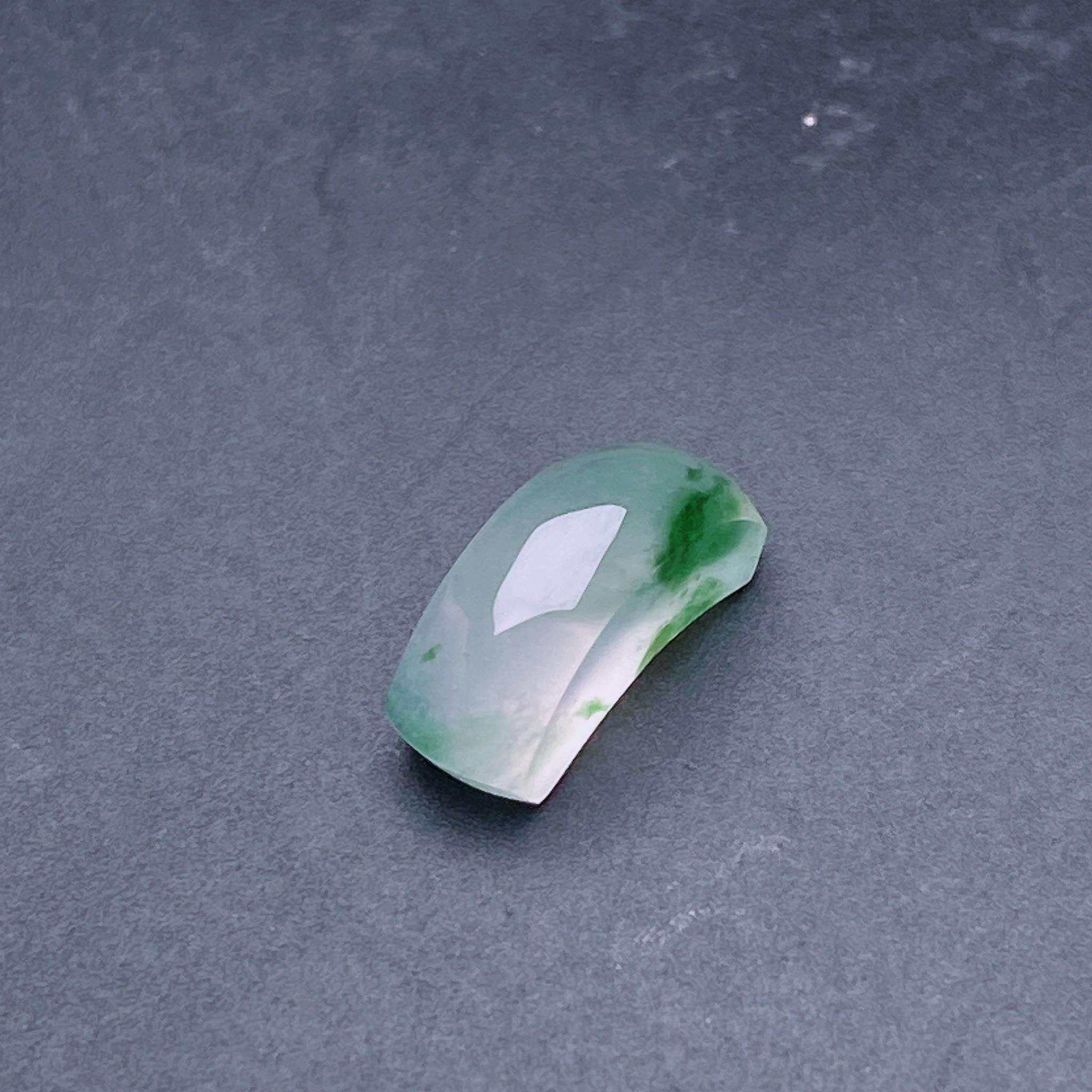 缅甸天然翡翠a货高冰飘花马鞍戒面裸石fxj尺寸：14.2-5.4-5.4mm