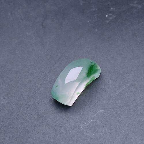 缅甸天然翡翠a货高冰飘花马鞍戒面裸石fxj尺寸：14.2-5.4-5.4mm