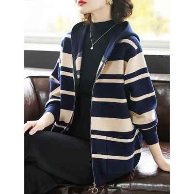 妈妈春装连帽外套洋气中老年女春秋休闲夹克衫阔太太针织开衫上衣