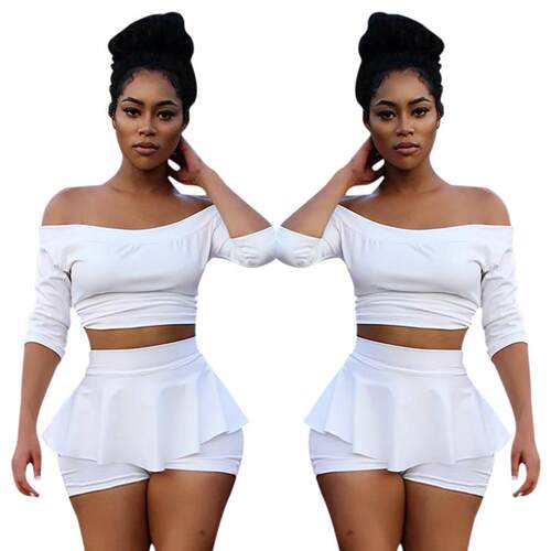 Short skirt pants with pleats and a single neckline