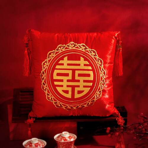婚庆用品婚房布置中式沙发靠垫靠枕红色刺绣流苏新郎新娘抱枕