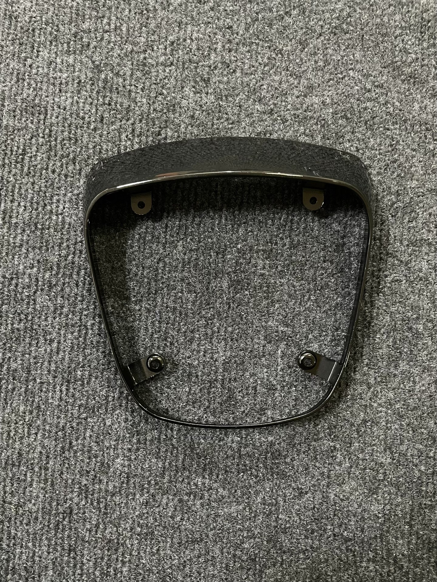 全新比亚乔vespa 维斯帕 春天冲刺150后尾灯装饰框。有碳纤维纹，哑光黑，亮黑色，电镀银 四种颜色选择。完美适配，提升颜值。适合喜欢个性化装饰的车主。图片实拍。哑黑/亮黑/电镀银45包邮碳纤纹 50包邮全新出售 现货现发可前后灯罩一套出售 需要私聊客服