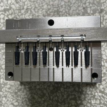 DB9P电脑头螺丝模具 数据充电线模具立式注塑模具款式随机发货