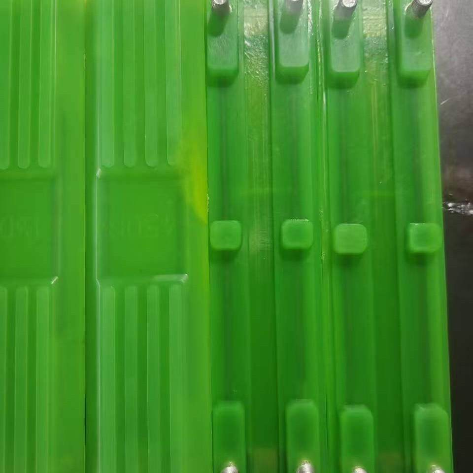 挖掘机橡胶履带链板牛津块钩机履带橡胶块加厚耐磨聚氨酯60机