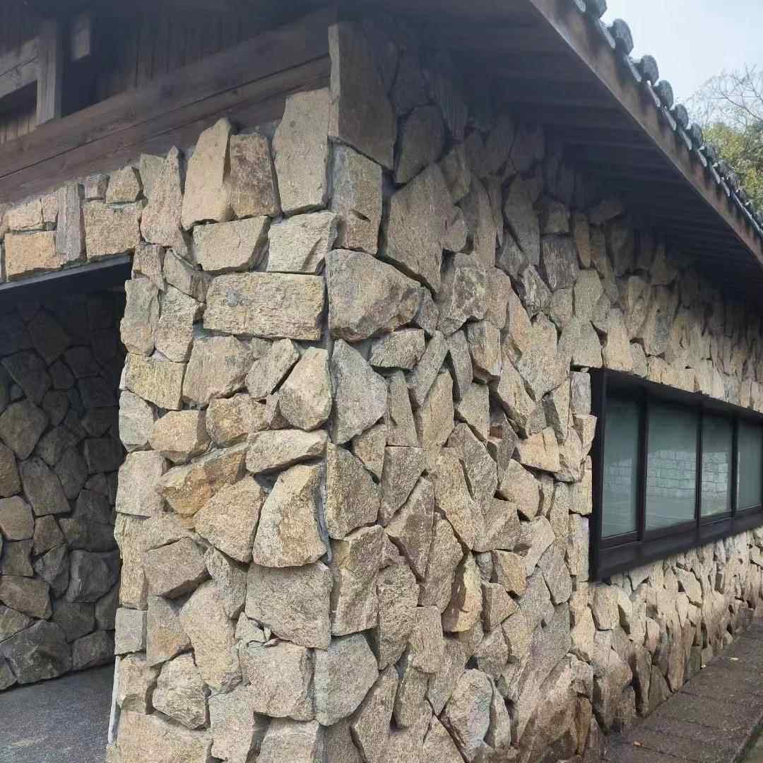 供应黄木纹板岩铺路石材将军黄乱形石不规则冰裂纹碎片石毛石料石