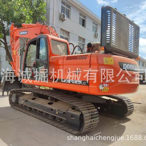 Doosan DX225 挖掘机，外贸出口中型土方工程性价比设备