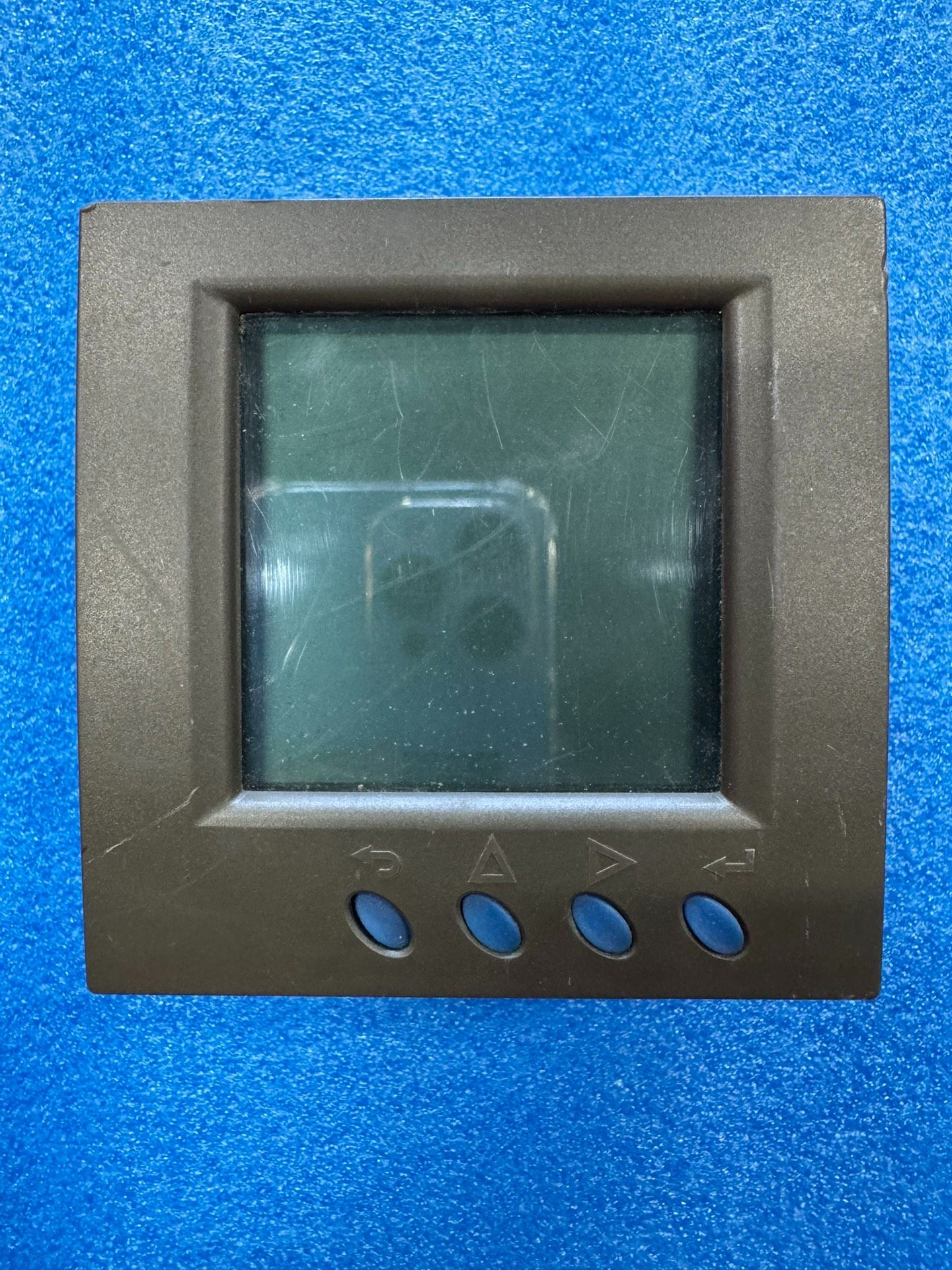 HC-63C-1型三相电压表，成色漂亮