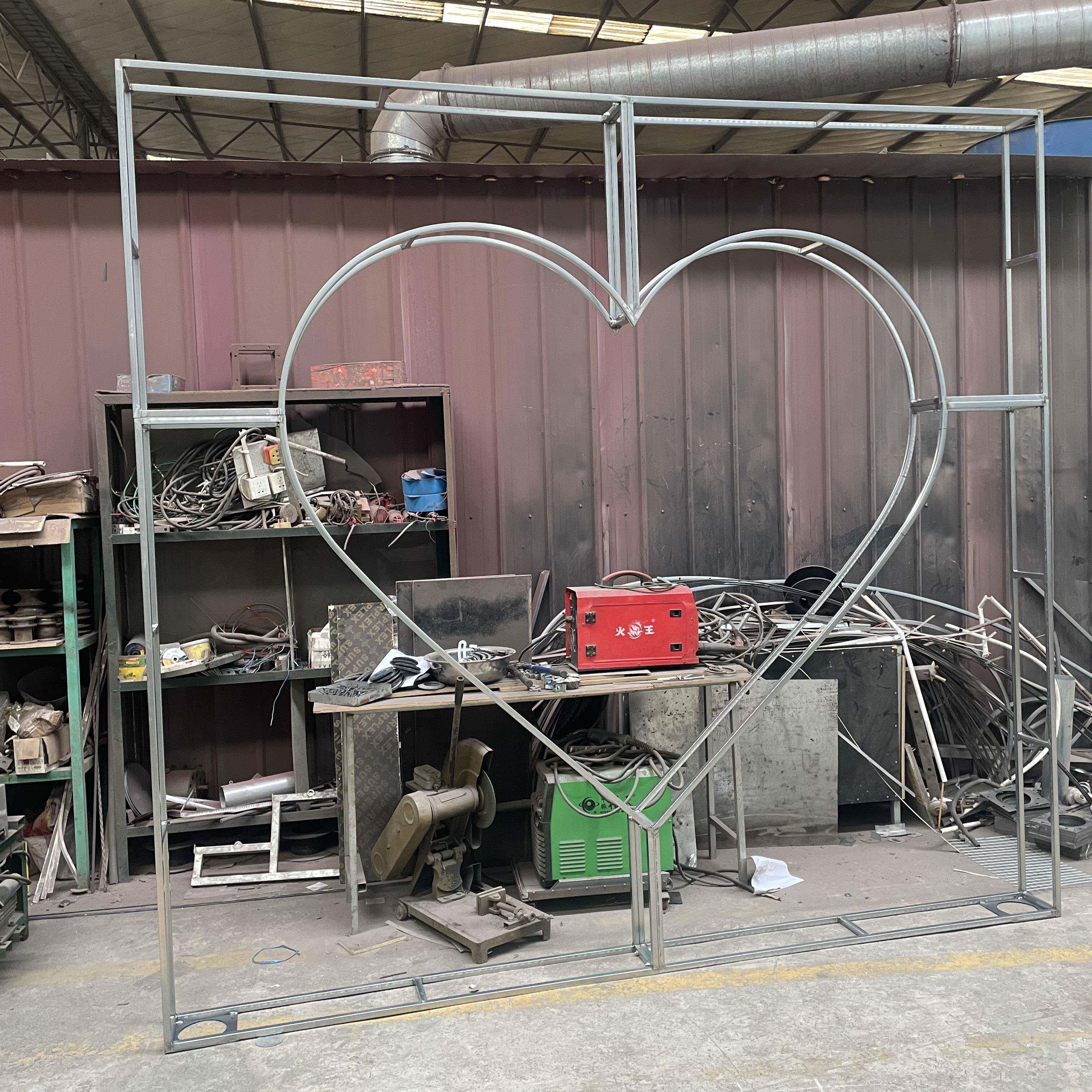 婚庆爱心背景合影墙装饰铁艺造型迎宾区心型拍照布幔架子定做
