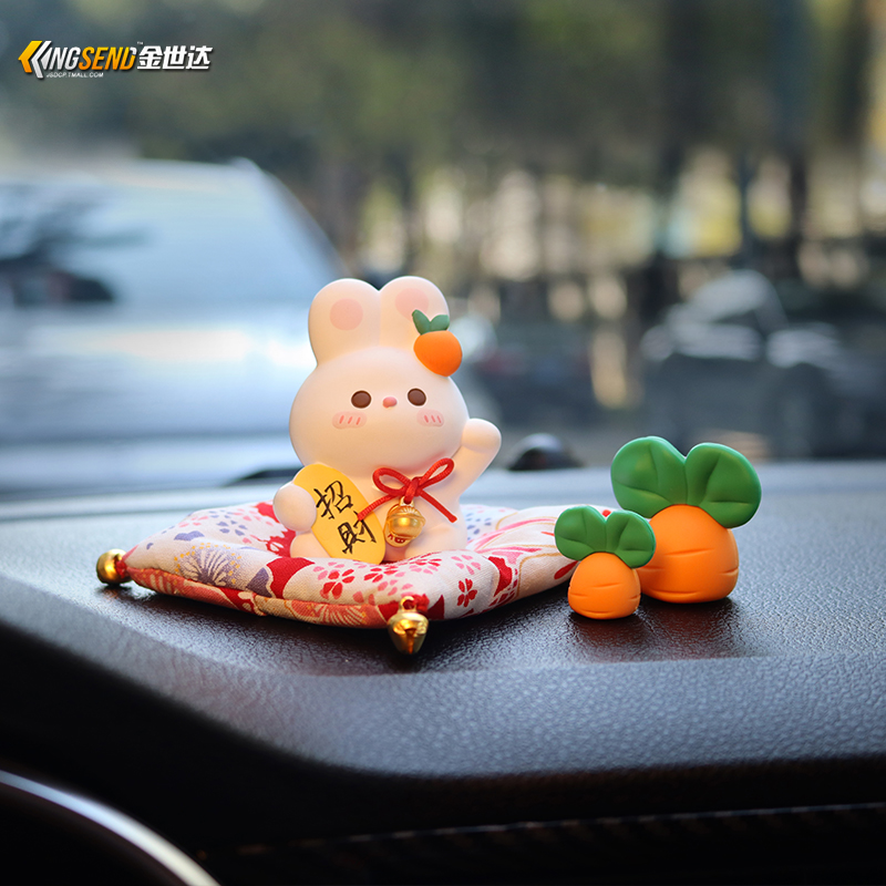 汽车摆件兔年车内饰品车载创意可爱兔子中控办公桌装饰用品玩具偶