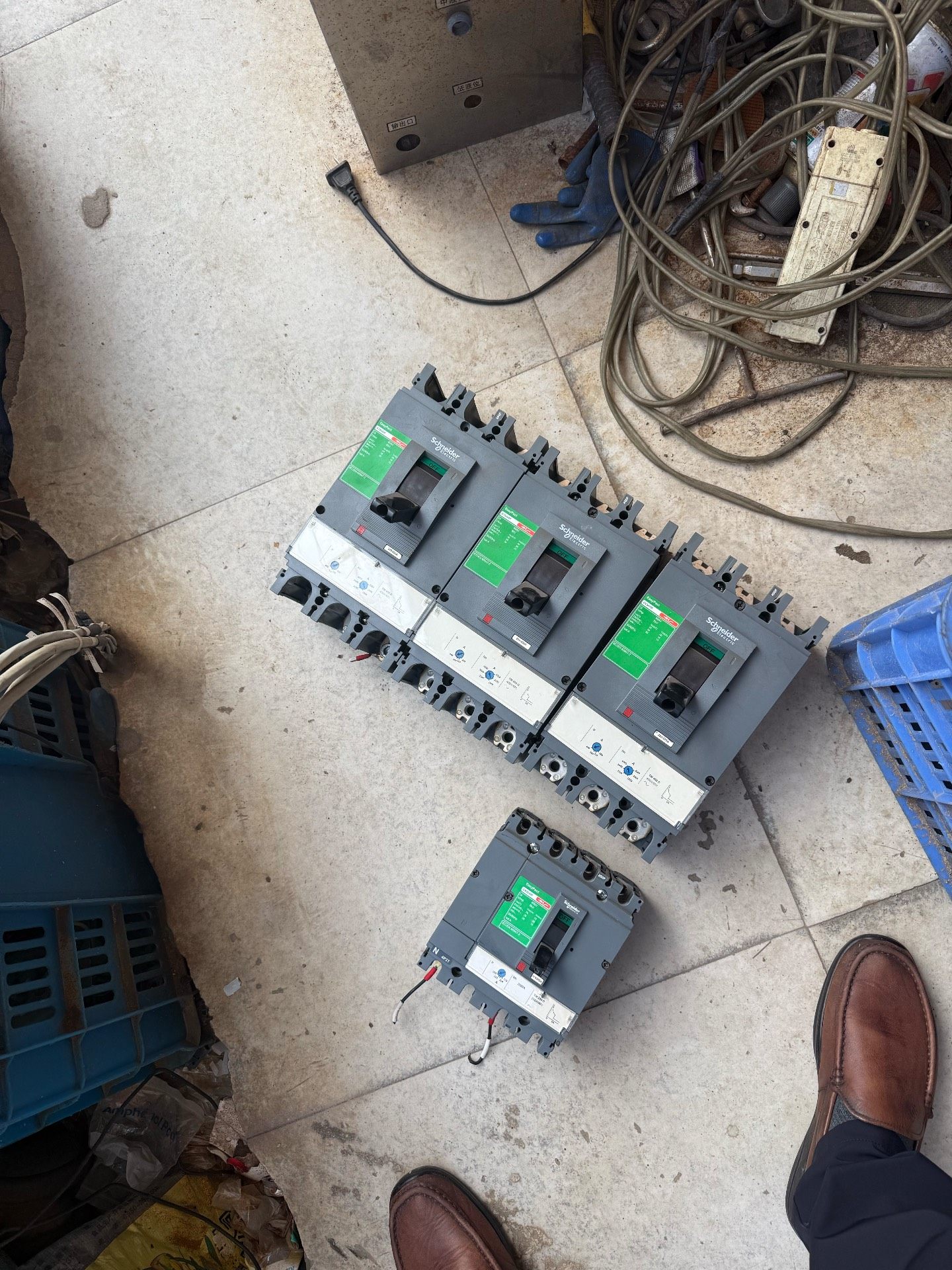 施耐德CVS400F一400A三台，CVS250F一台正品拆