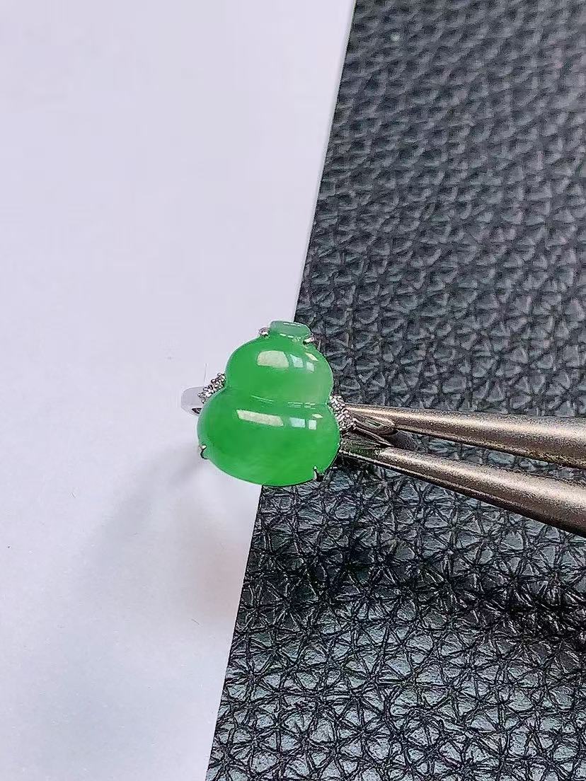 天然真品翡翠正品 水润细腻气质18k金镶嵌冰阳绿满阳色葫芦戒指