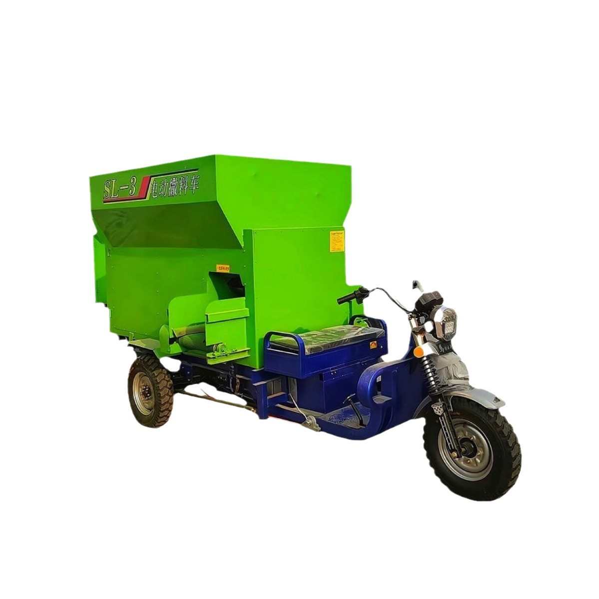 养殖场牛羊电动撒料车 干湿两用自动饲草喂料机 电动三轮喂料车