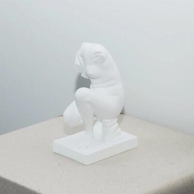现代简约抽象断臂雕塑树脂摆件客厅玄关茶几书房桌面家居装饰品