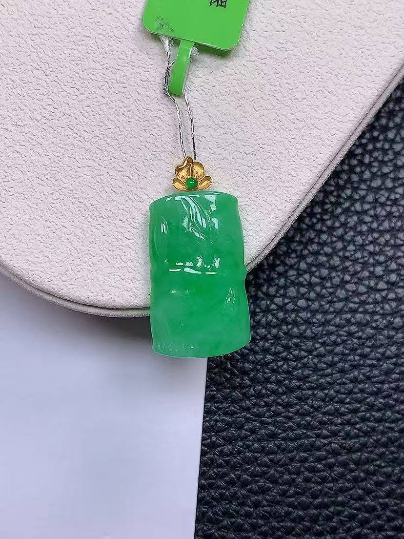 天然真品翡翠正品 水润细腻气质18k金镶嵌冰阳绿满阳色竹节吊坠