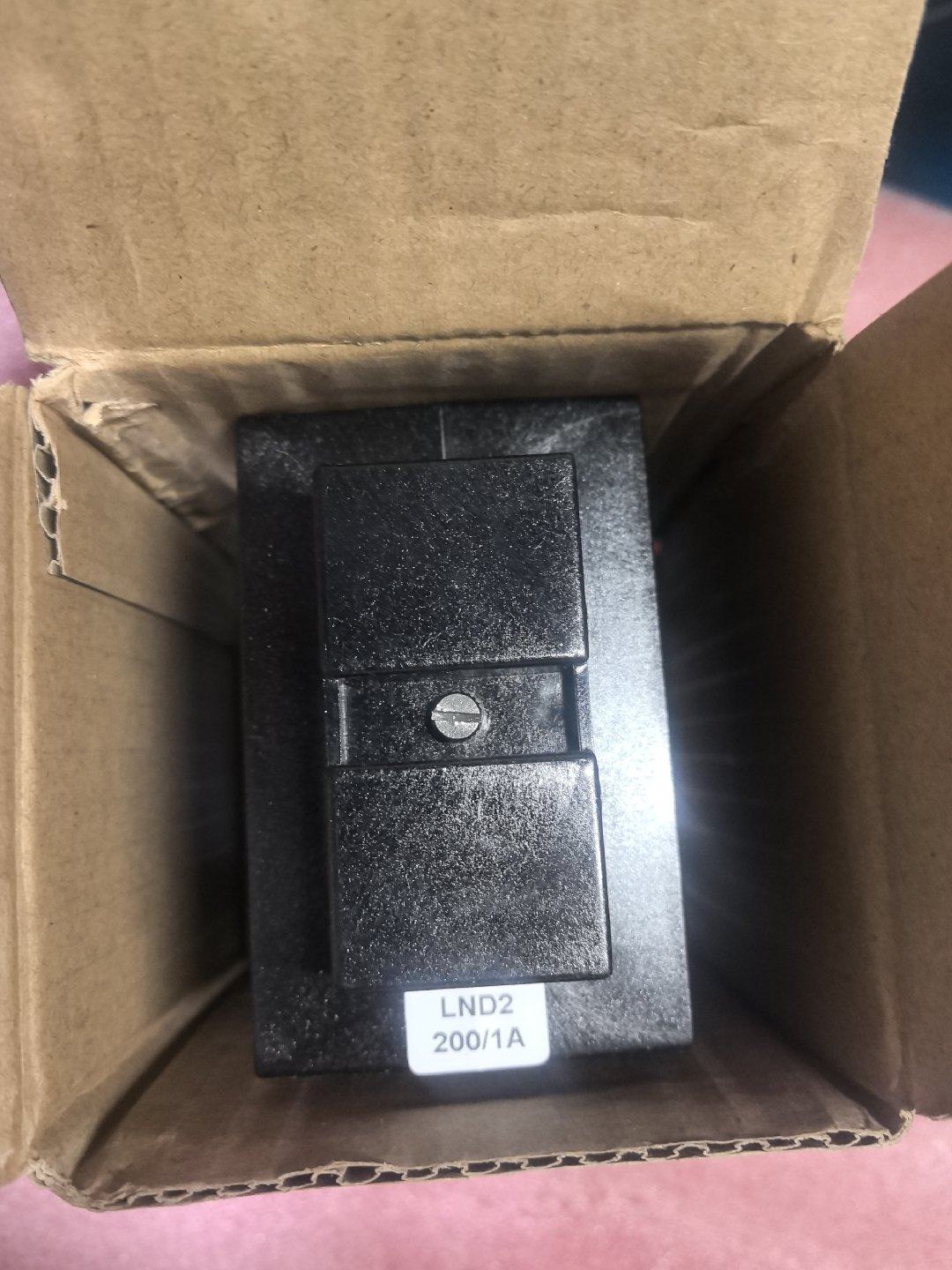 ABB互感器LND2,200/1A，全新带包装，只有一个。