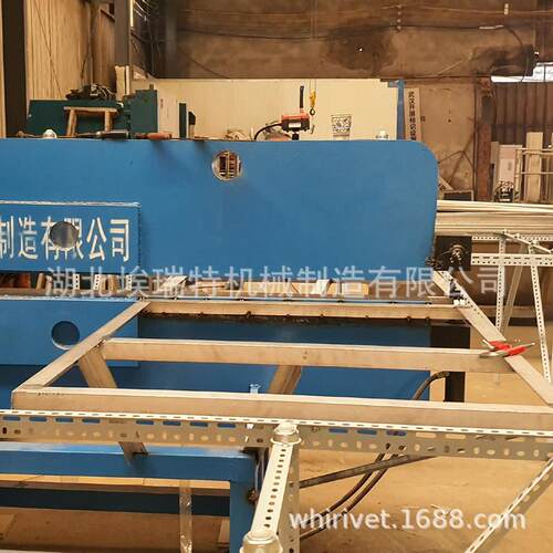 交通标志牌全自动铆钉机，2米标牌自动铆钉机，广东地区工厂
