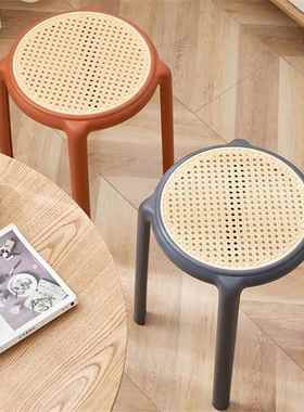 加厚塑料凳子可叠放家用餐桌椅简约时尚创意圆凳仿藤编椅子高板凳