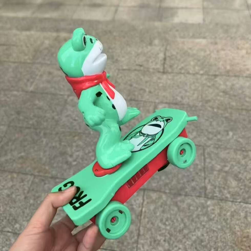 万向电动青蛙滑板车360度特技车创意网红青蛙不倒翁儿童玩具小车