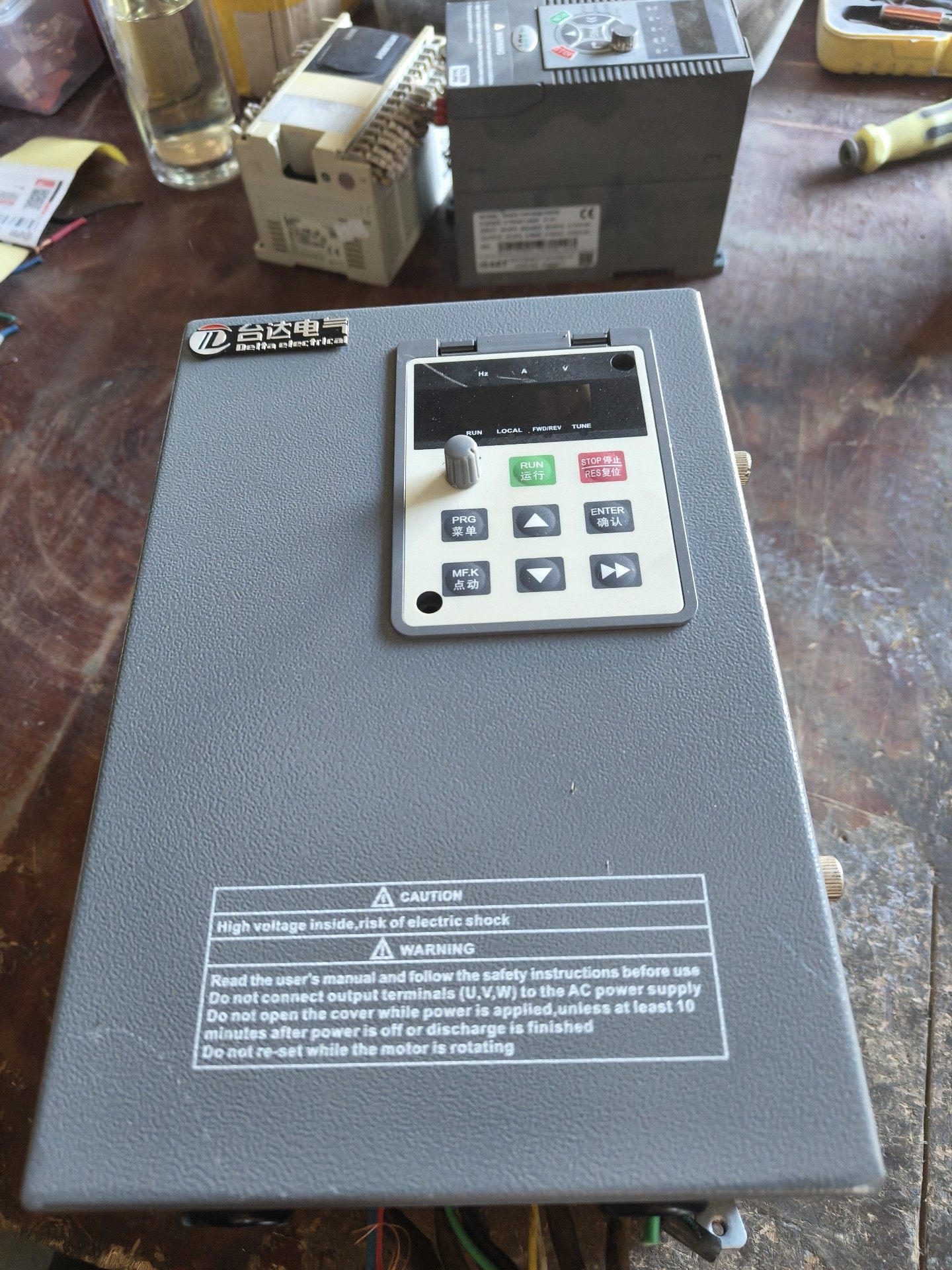台达变频器V8 4T 11R0GB 11kW 380V实物图