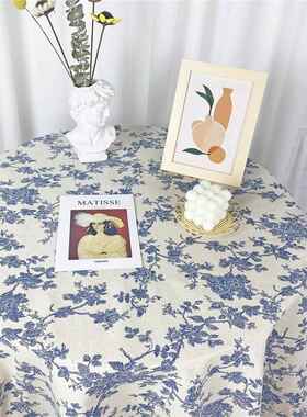 in韩国博主摆姿势背景布野餐布蓝色花棉和亚麻简单的美式风格搭配