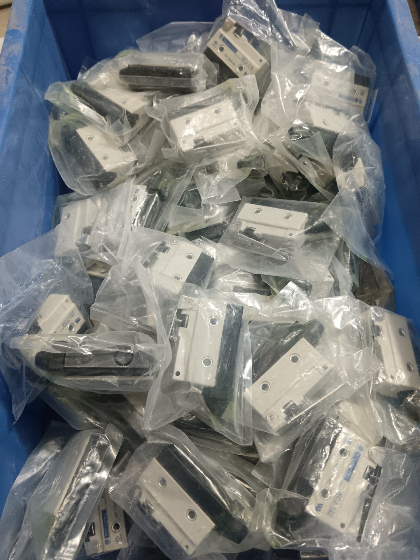 施耐德接近开关XCJ-125 全新带包装90个，原装正品，有