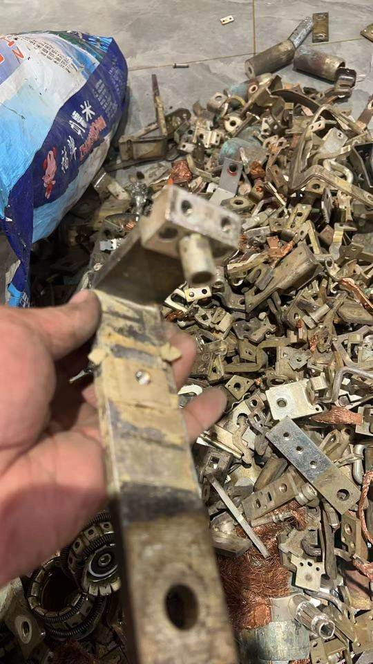 1月19日许昌处置一批报废电力设备配件有红铜有镀银共计398斤网络拍卖公告