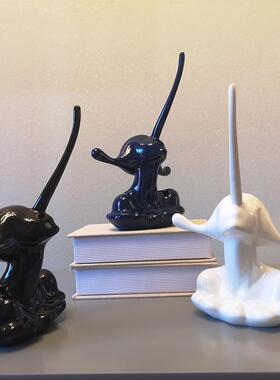 现代简约长鼻子抽象人物样板房客厅玄关电视柜摆件个性人物装饰品