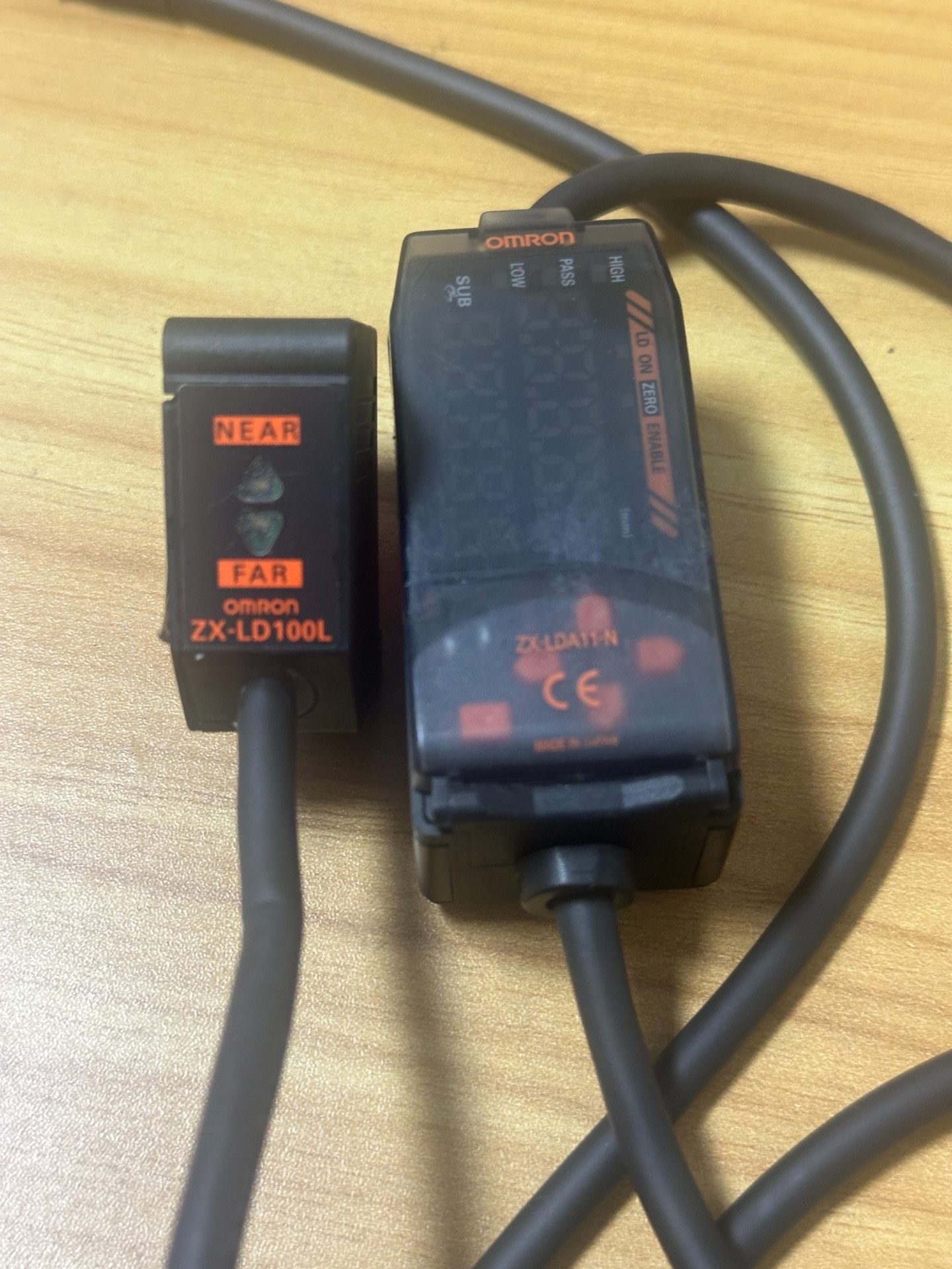 欧姆龙ZX-LDA11-N激光位移传感器ZX-LD100成色