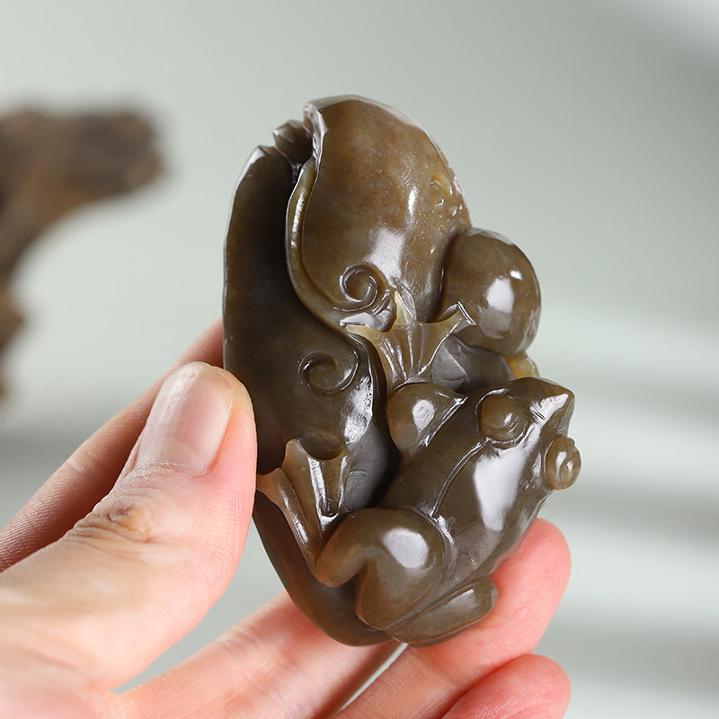 呱呱来财 天然玉石新疆和田玉糖料青蛙手把件117.58克 大师拍卖