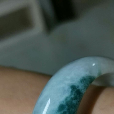 目前看来求鉴定豪8印象S16翡翠手镯怎么样，纯正度如何？