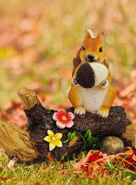 2025跨境花园装饰太阳能亮灯松鼠摆饰树脂工艺品松鼠站木桩摆件