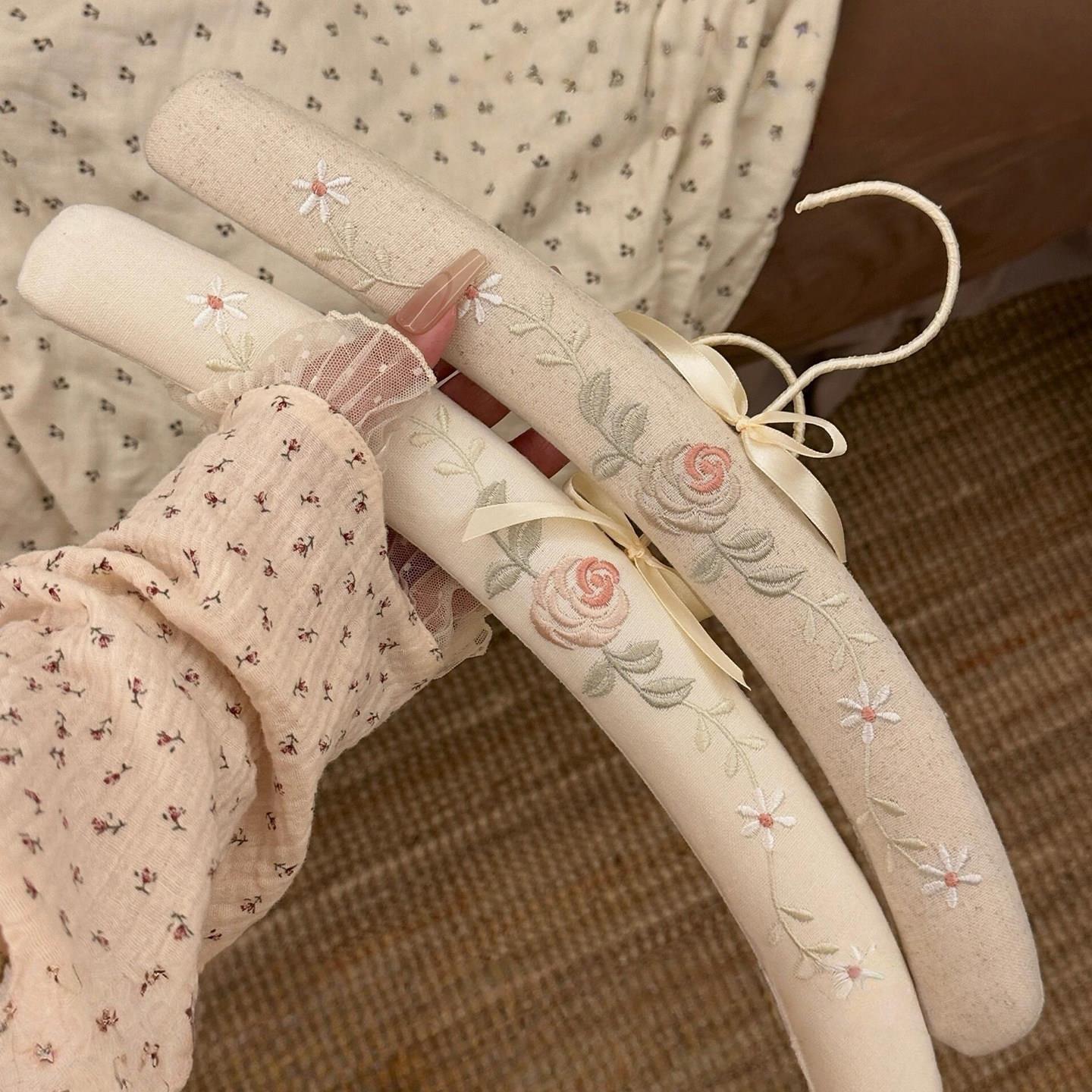 布艺刺绣衣架家用挂婚纱真丝防滑无痕挂衣架海绵服装店衣挂衣撑
