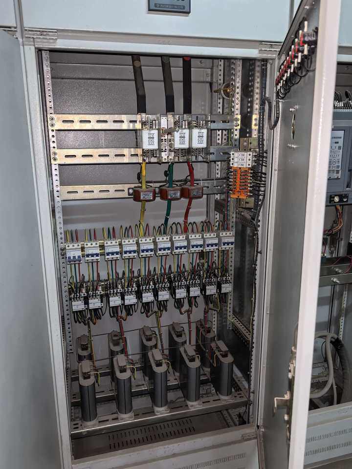 1月9日烟台某工厂在位315KV干式电力变压器一台带两个800A开关柜带一个160KVA补偿柜网络拍卖公告