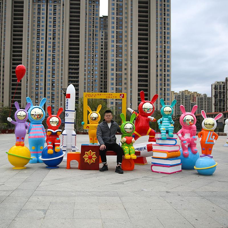 玻璃钢电镀宇航兔子雕塑公园绿地广场商场小区幼儿园美陈落地摆件