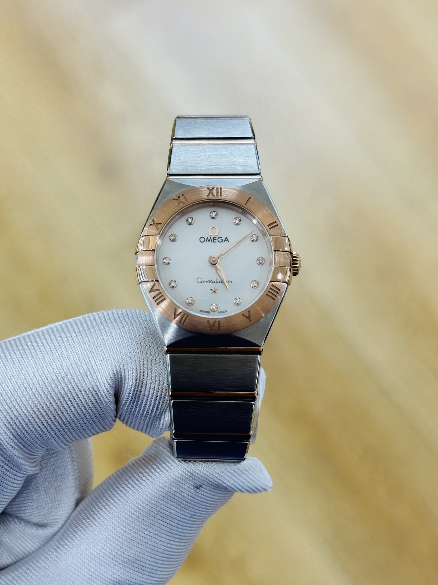 9.8新欧米茄星座手表女款玫瑰金25mm石英腕表131.20.25.60.55.001