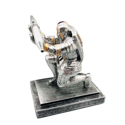 盾牌骑士执行官骑士笔座 办公用品笔筒 身穿盔甲英雄骑士跪姿笔架