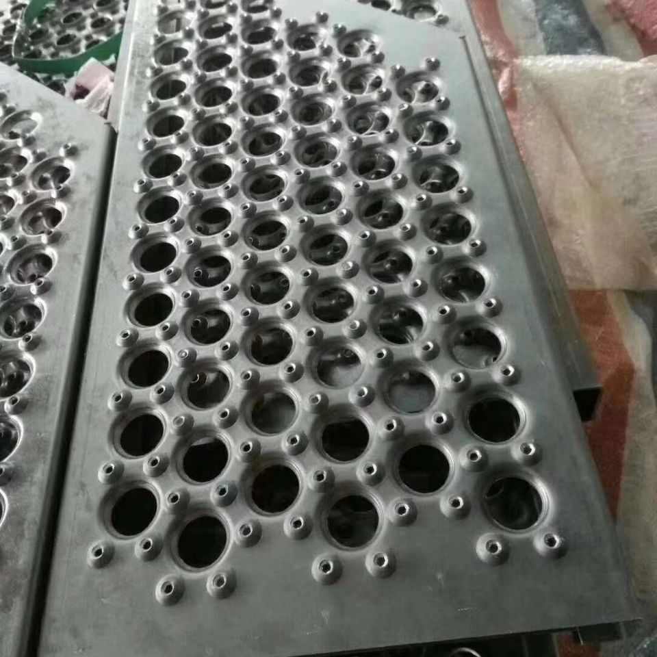 圆孔起鼓防滑板凹凸防滑网鱼眼网不锈钢起鼓鳄鱼嘴防滑板厂家供应