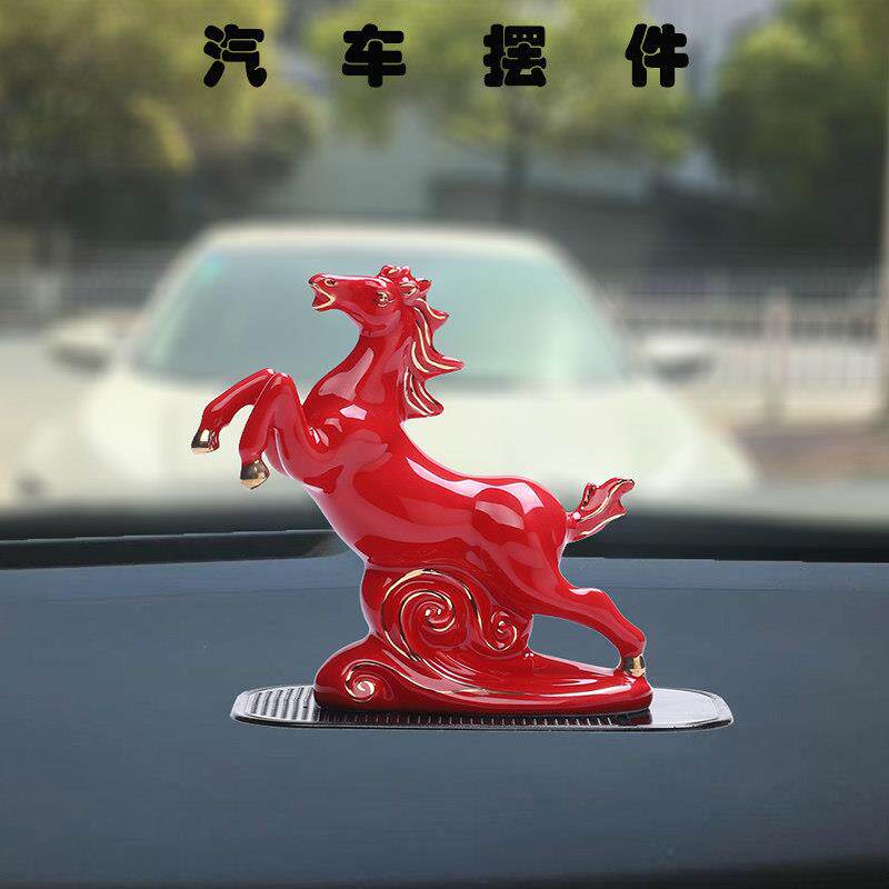 创意汽车摆件红色陶瓷马车内饰品中控台祝福保平安车载高档马摆件