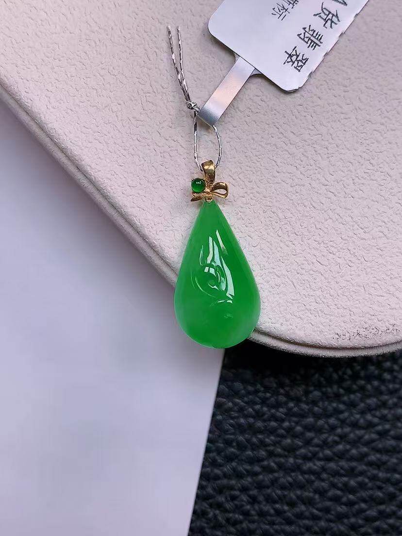 天然真品翡翠正品 水润细腻气质18k金镶嵌冰阳绿满阳色水滴吊坠