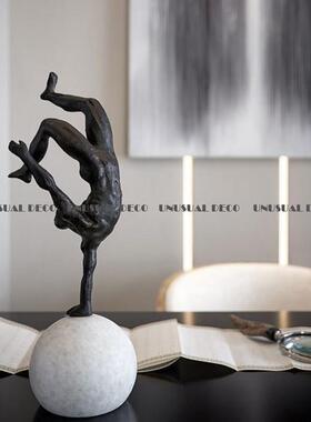 现代简约欧式黑色撑手单臂体操人摆件样板房售楼处书房软装饰品