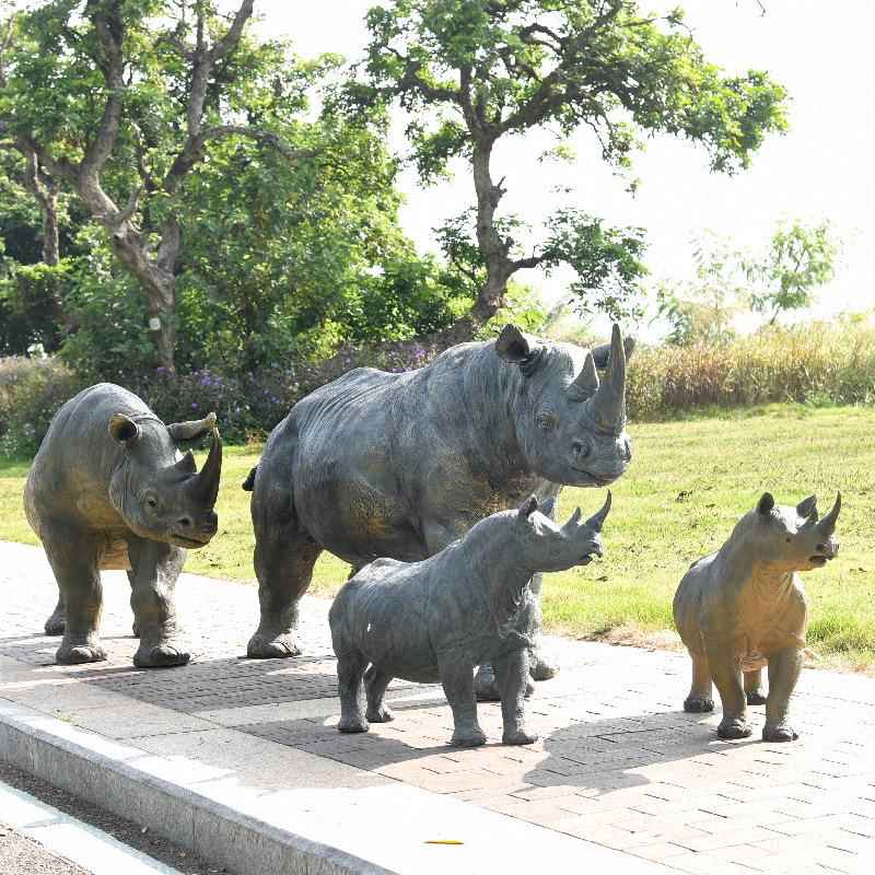 户外仿真犀牛玻璃钢雕塑摆件公园别墅园林景观工程装饰品动物摆件