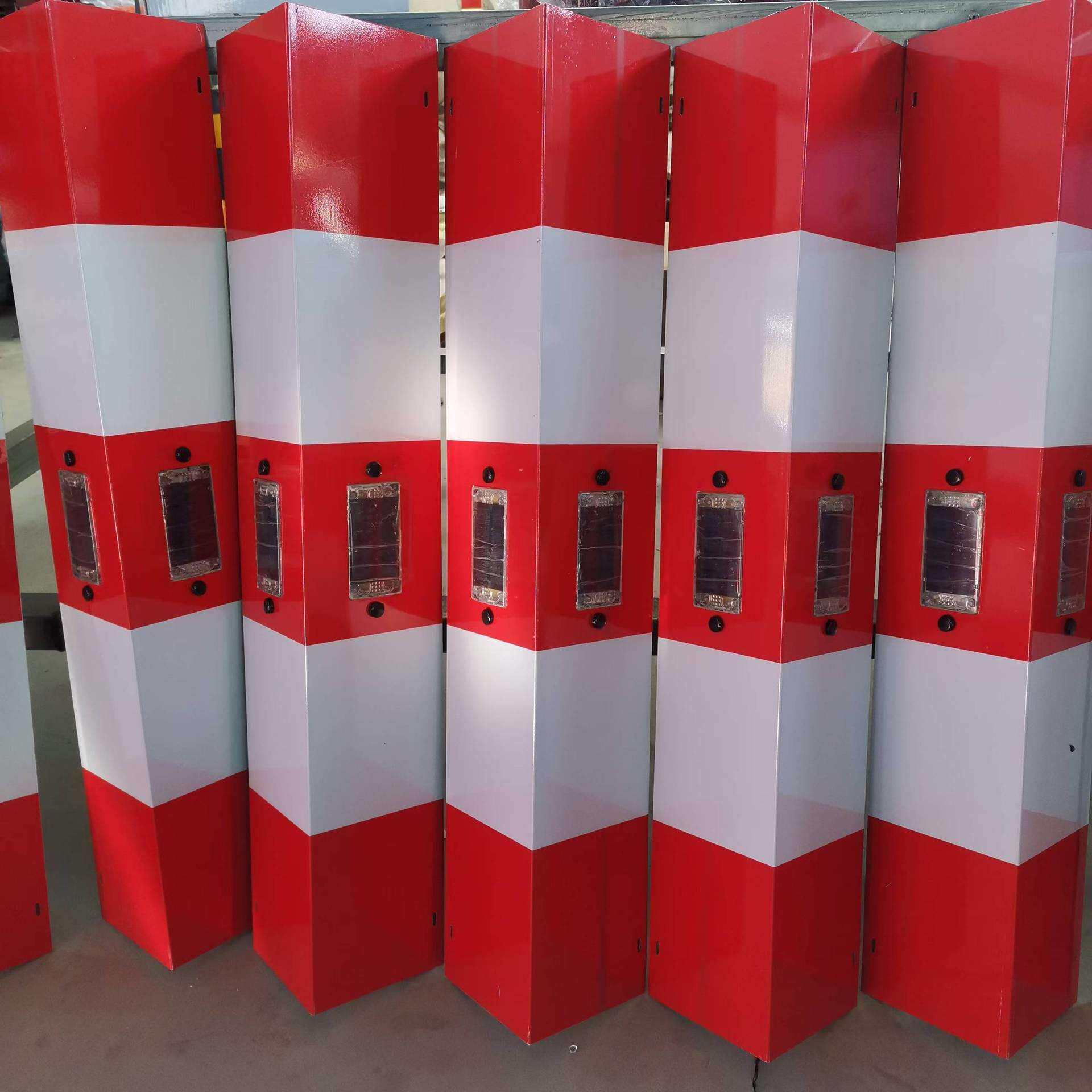 铁塔太阳能警示灯黄黑红白铁塔保护板夜间爆闪防外破标识牌警示灯