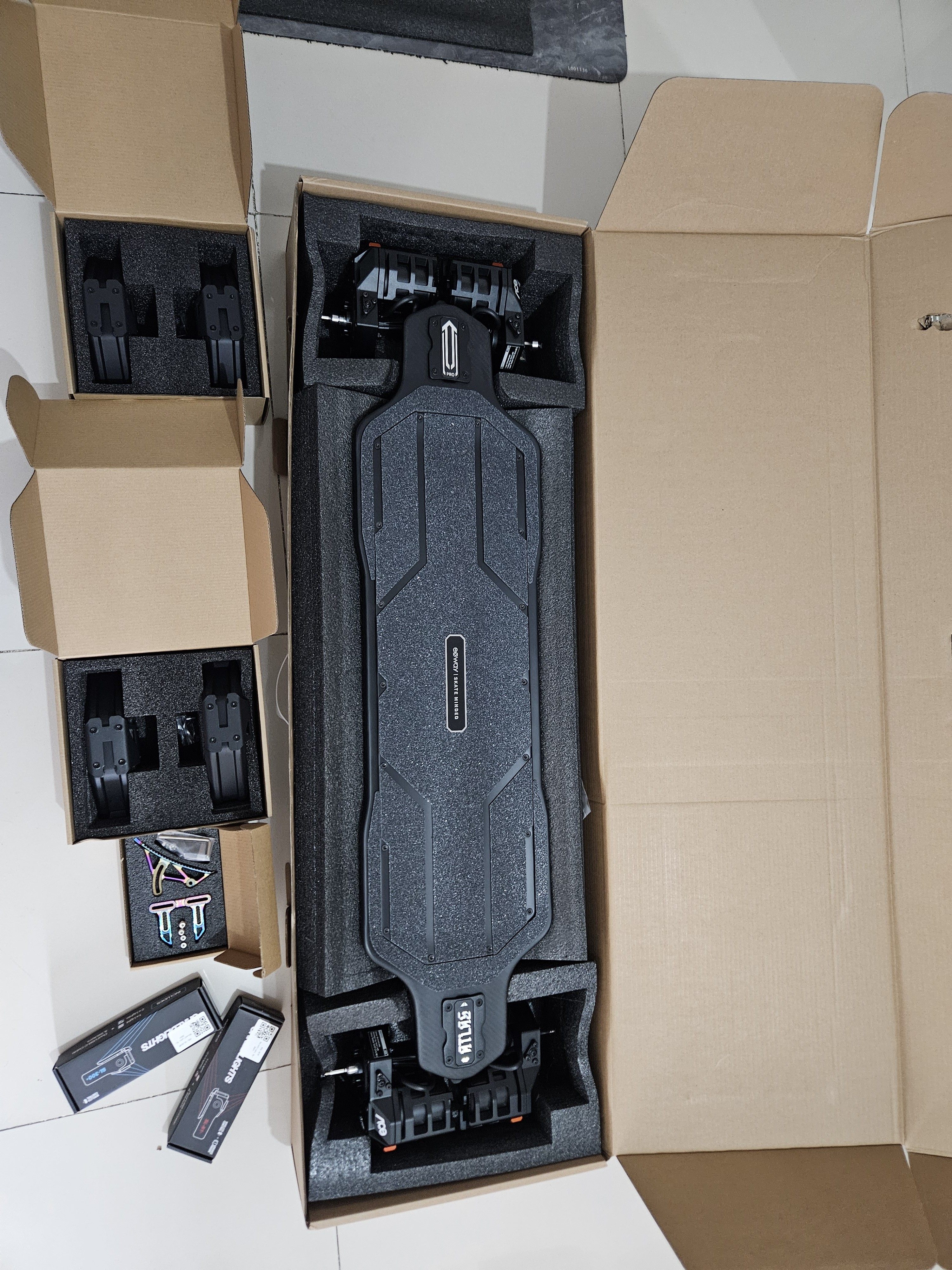 Exway Atlas Pro: Внедорожный электроскейт 4WD, 7056 Вт, карбон, большой запас хода, умный пульт и быстрая зарядка — выбор экстремалов photo review