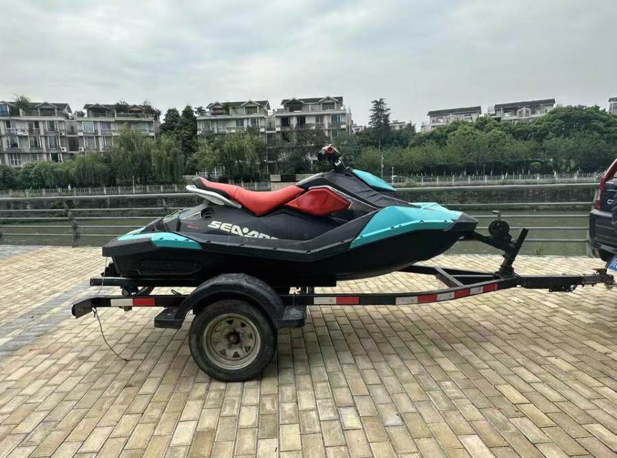 18年下水庞巴迪火花摩托艇带倒档翘头模式带拖车无手续