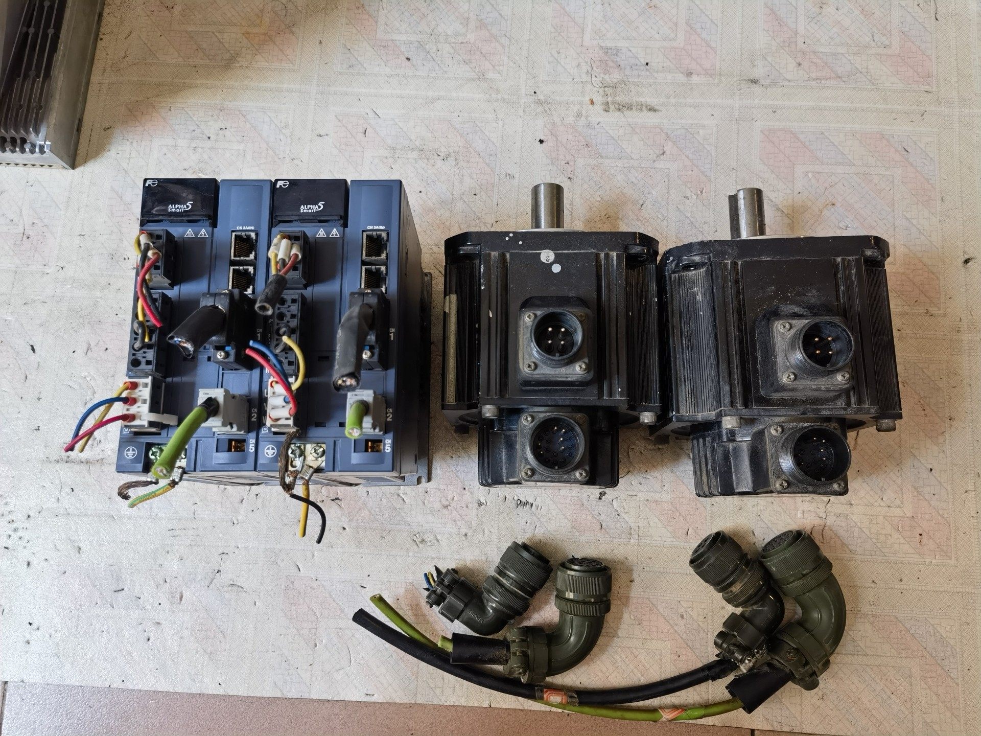 富士伺服电机1000W，型号：GYG102C5-RG2，驱动