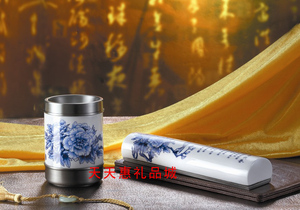 冲五钻青花瓷套装笔筒青花纸镇二件套商务礼品送长辈送领导+