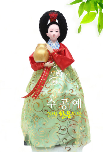 传统工艺品穿韩服的娃娃