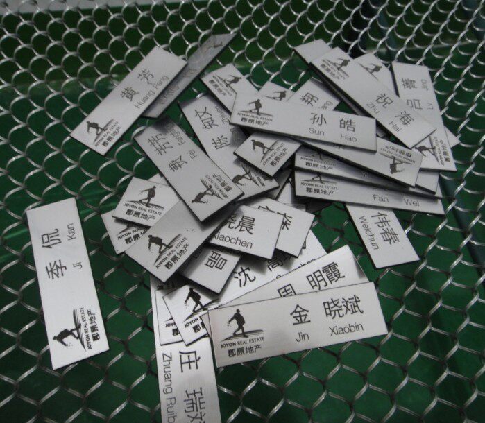 银面黑字双色板胸牌 标牌 员工职位胸牌激光加工 可定制