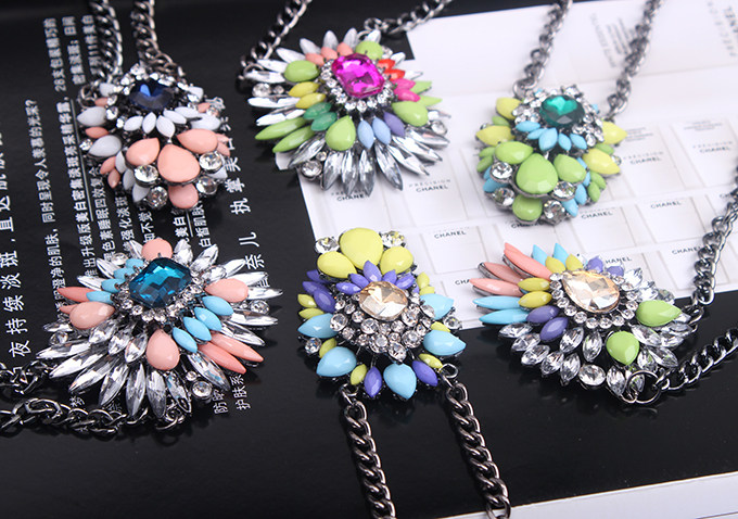 欧美大牌经典春夏款 彩虹色水晶宝石短锁骨项链韩国时尚女配饰品