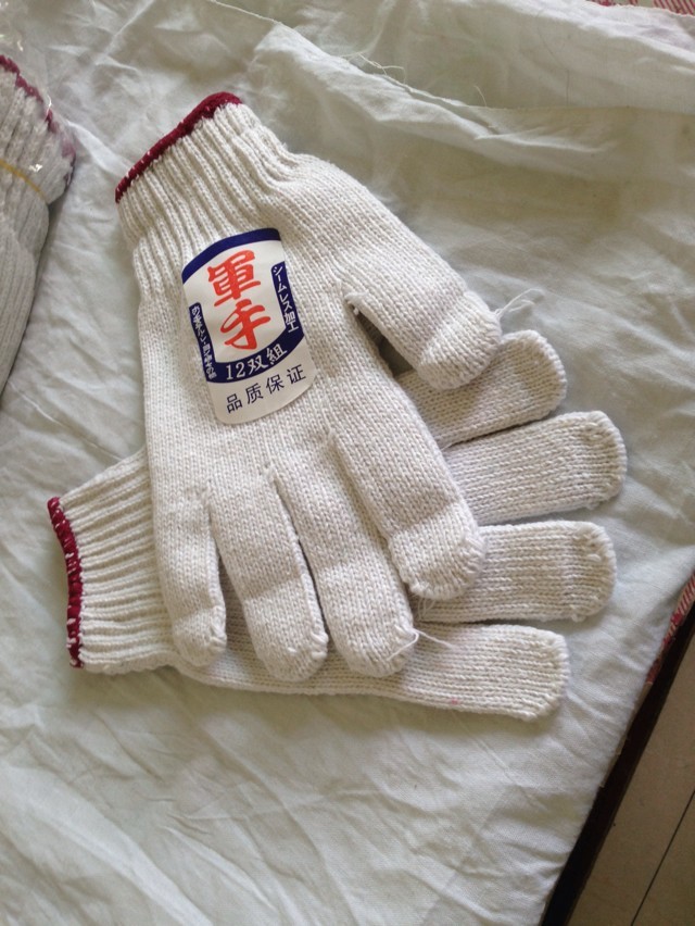 机械工人干活作业白色劳保手套